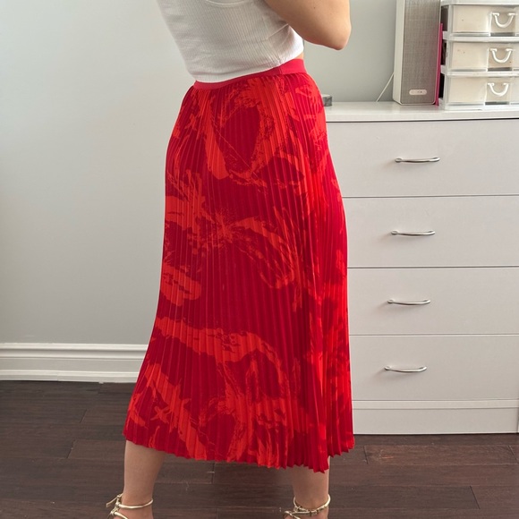 Aritzia Babaton | Pleated Midi Skirt - Picture 2 of 4